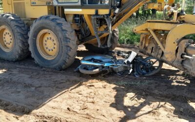 POR CAUSAS QUE SE TRATAN DE ESTABLECER UNA MOTONIVELADORA DEL MUNICIPIO QUE REALIZABA TRABAJOS EN BOGLIANO Y WILDE Y UNA MUJER QUE SE TRASLADABA EN MOTO COLISIONARON